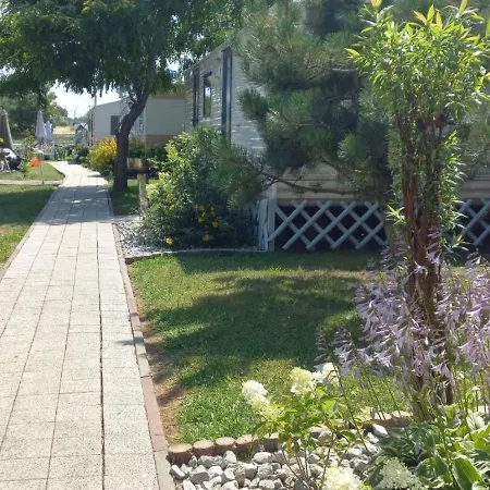 U Beaty Ogrodzone Villa Rewal