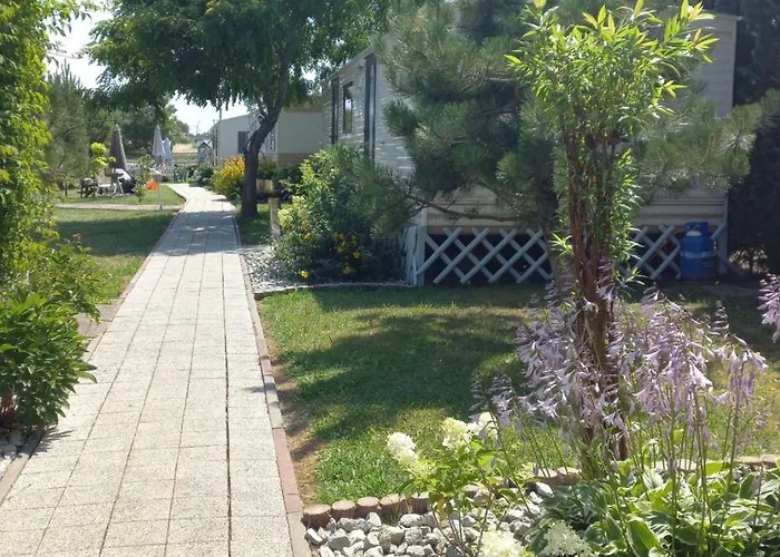 U Beaty Ogrodzone Villa Rewal